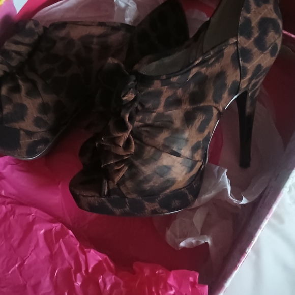Open toe leopard heels - Picture 2 of 3